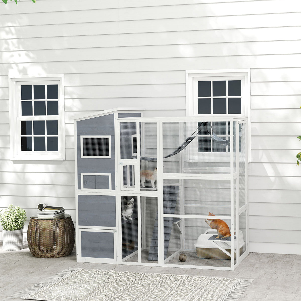 Corral exterior de madera para gatos con caseta y hamaca