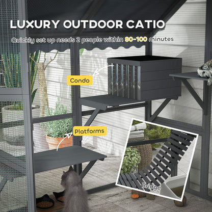Corral exterior de madera para gatos con techo impermeable
