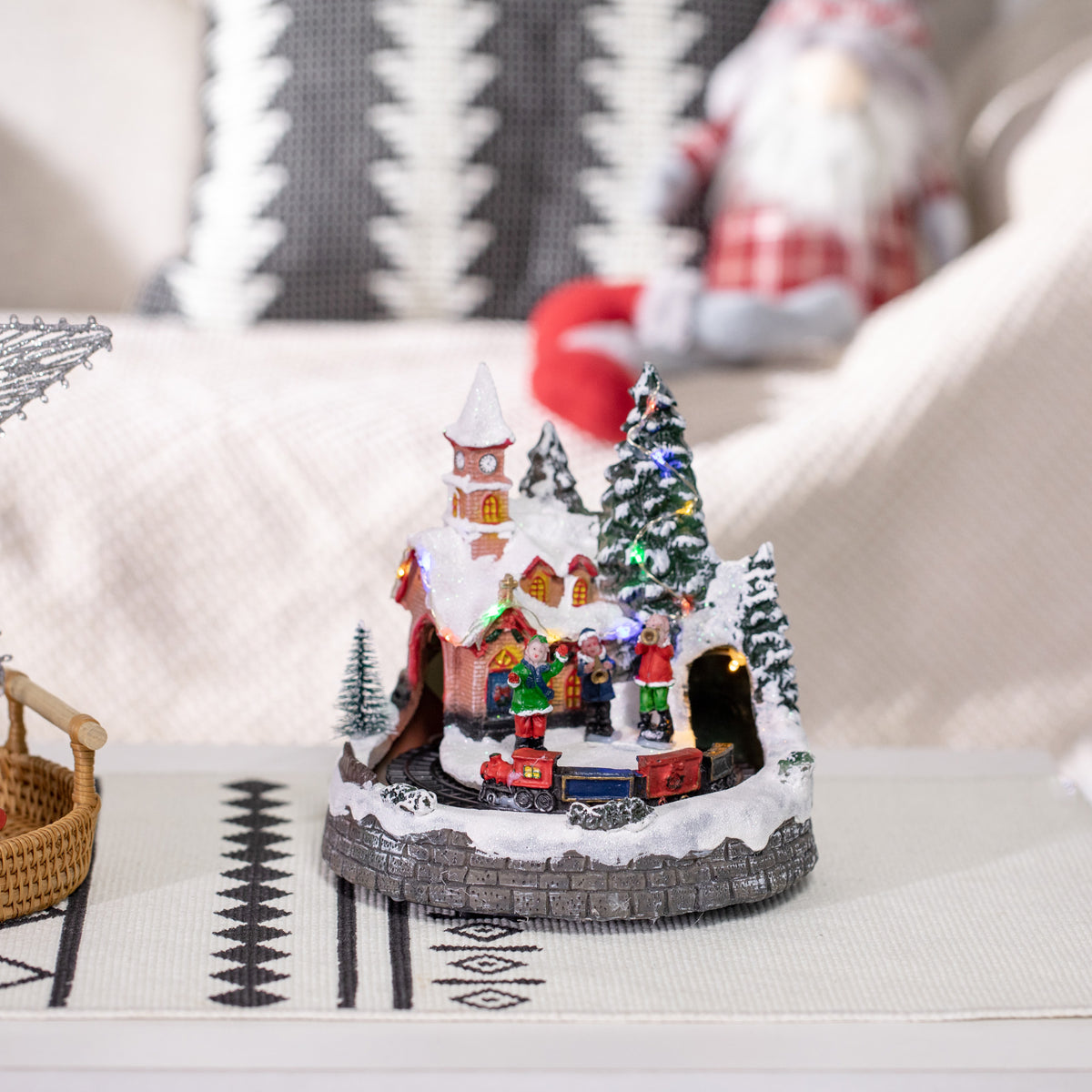 Decoración de pueblo navideño con tren giratorio y música