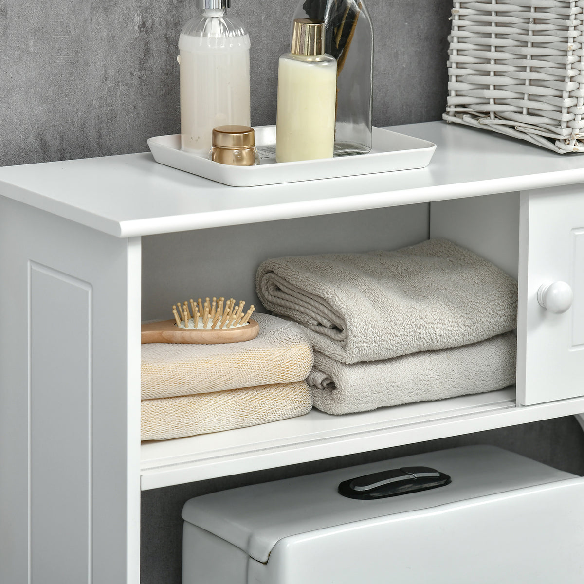 Mueble de almacenamiento de madera sobre el inodoro