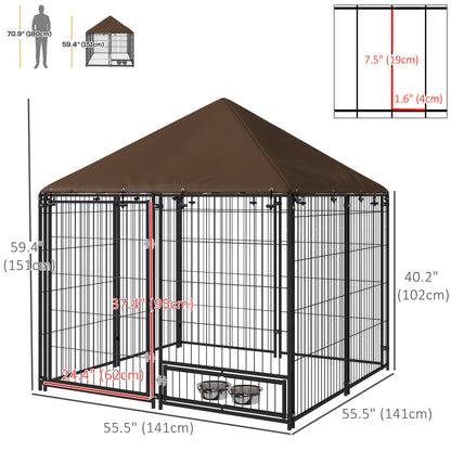 Corral exterior para perros con techo y bebederos giratorios