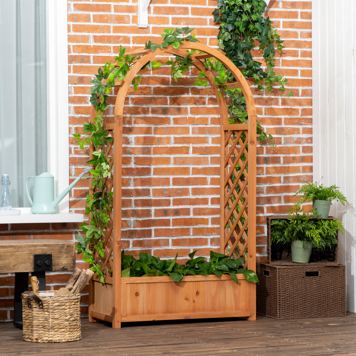 Jardinera elevada con enrejado en arco