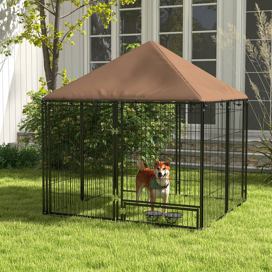 Corral exterior para perros con techo y bebederos giratorios
