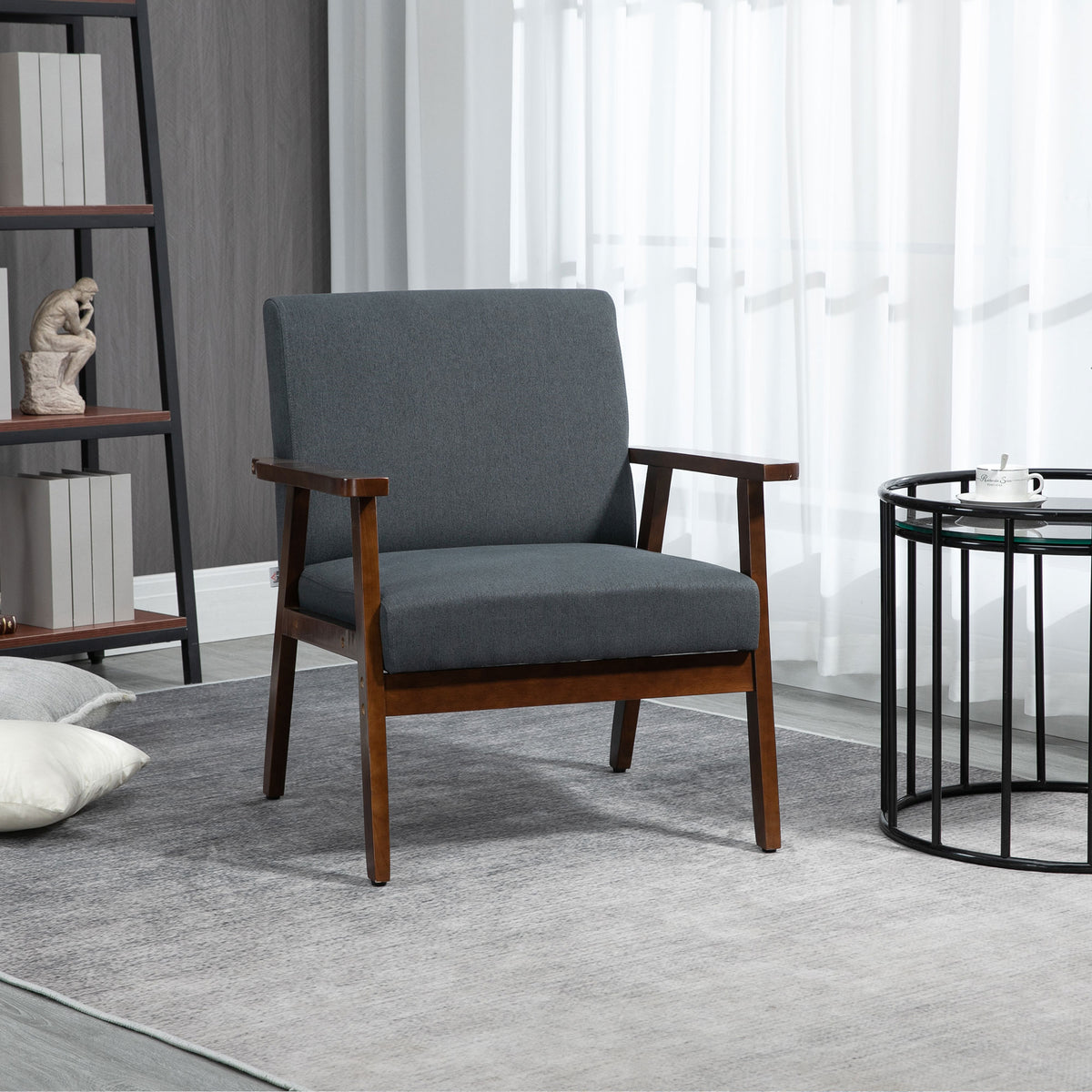 Sillón auxiliar acolchado con reposabrazos de madera