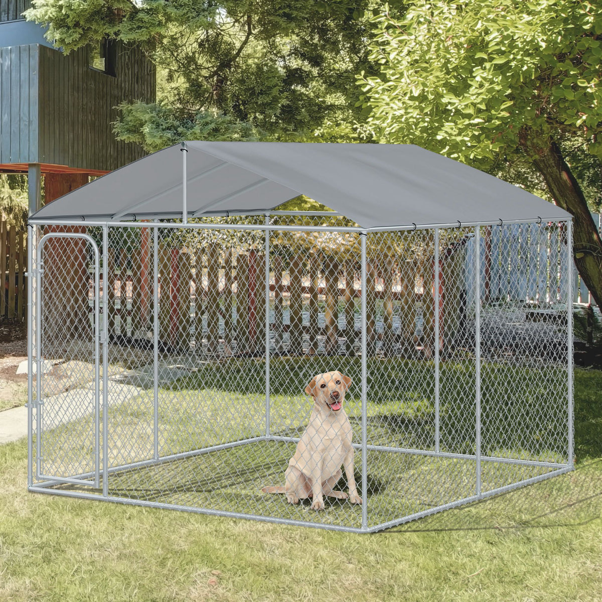 Corral exterior para perros con techo y valla metálica