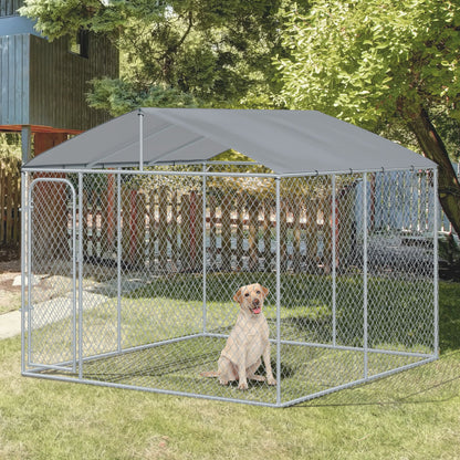 Corral exterior para perros con techo y valla metálica