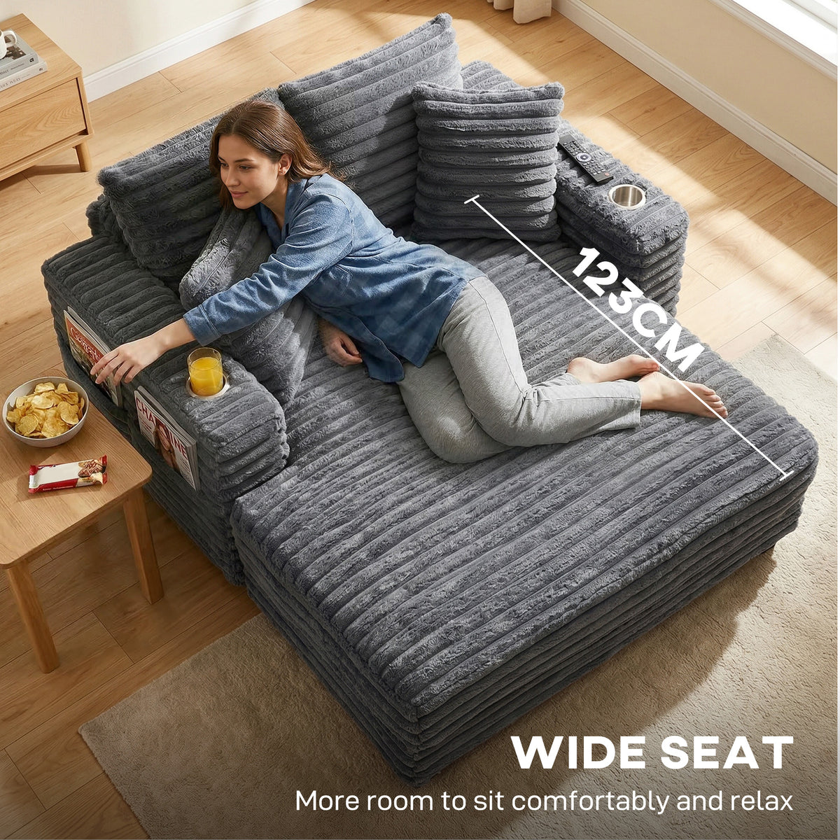 Sofá cama de gran confort con soporte para bebidas y cojines