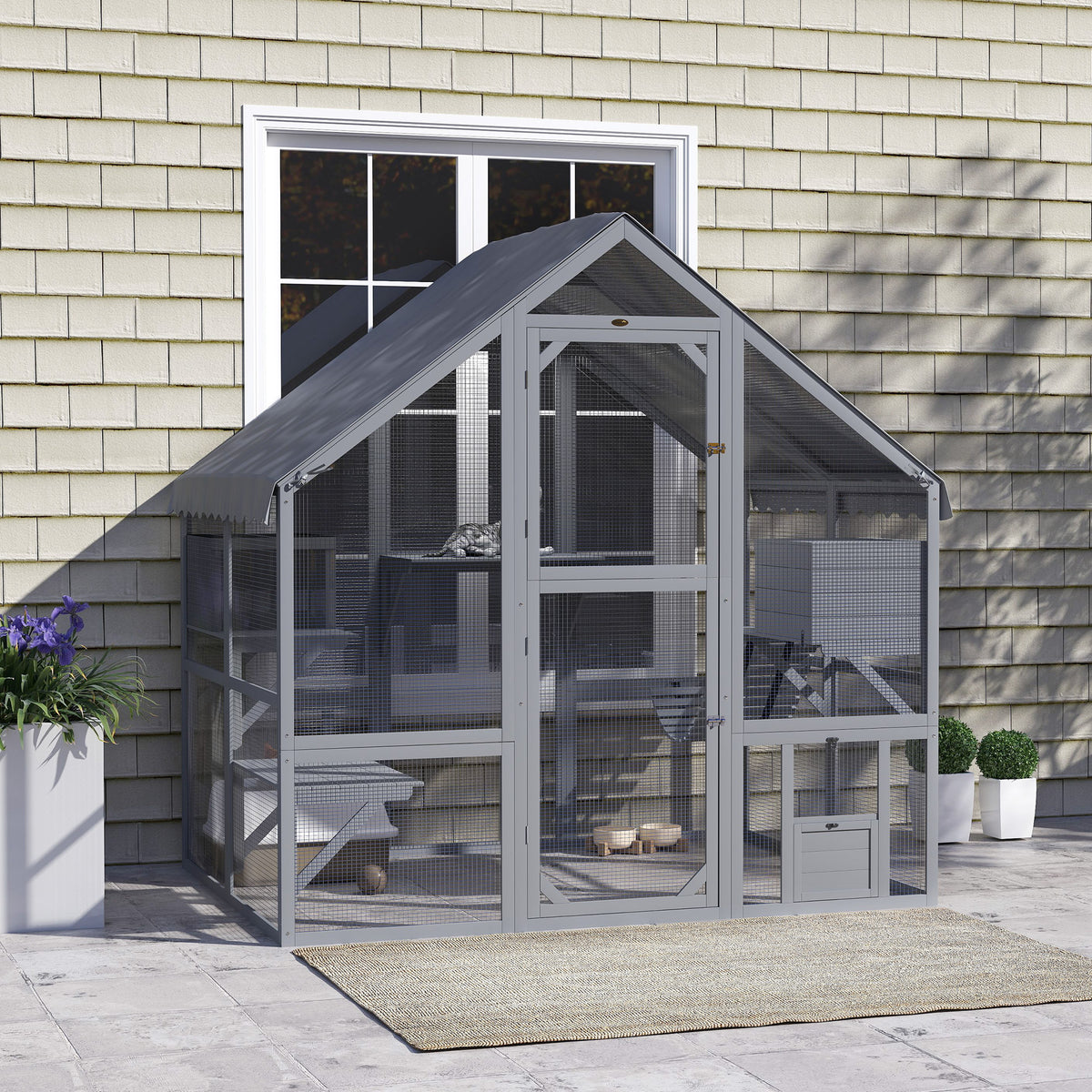 Corral exterior de madera para gatos con techo impermeable